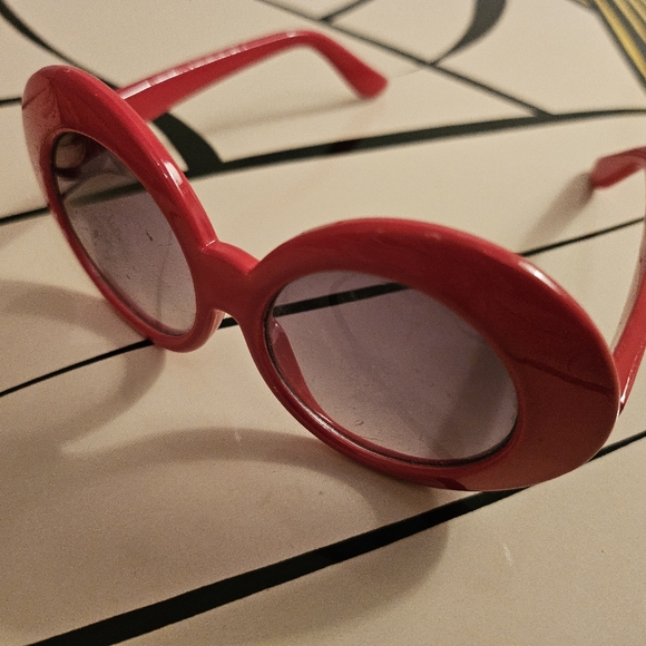 Vintage Olivia Cherry Red Round Sunglasses | Size Kids (Very Small) - Picture 6 of 8